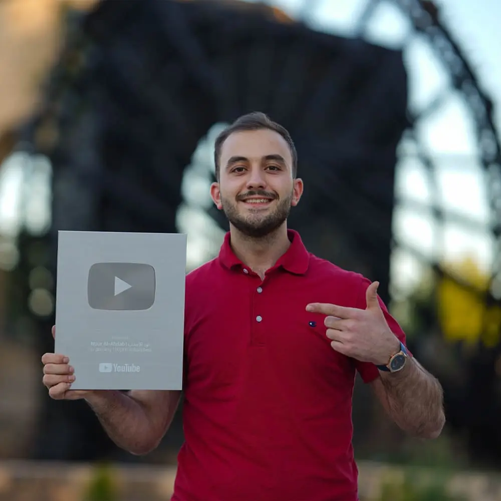 كان أحد أهم إنجازاتي المبكرة هو حصولي على جائزة YouTube Creator Award باعتباري أول صانع محتوى عربي هادف في المنطقة الوسطى من سوريا. كان هذا الإنجاز مهمًا بشكل خاص في ظل التحديات الكبيرة المتمثلة في توفر الكهرباء لمدة ساعتين فقط في اليوم والانترنت الضعيف.